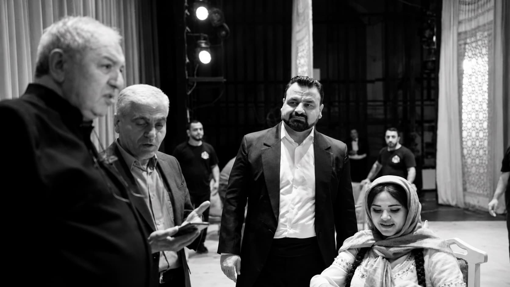 Samir Cəfərov səhnə arxasında, tamaşa hazırlığında